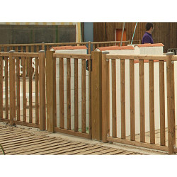 Portillon bois pour barrière piscine bois - A barreaux