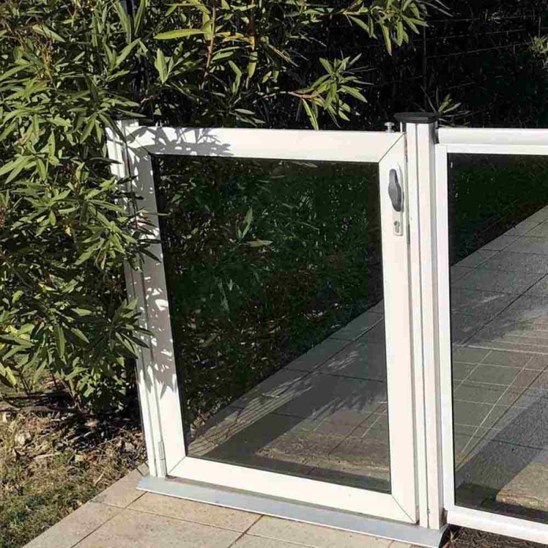 Portillon tirant droite en verre et aluminium