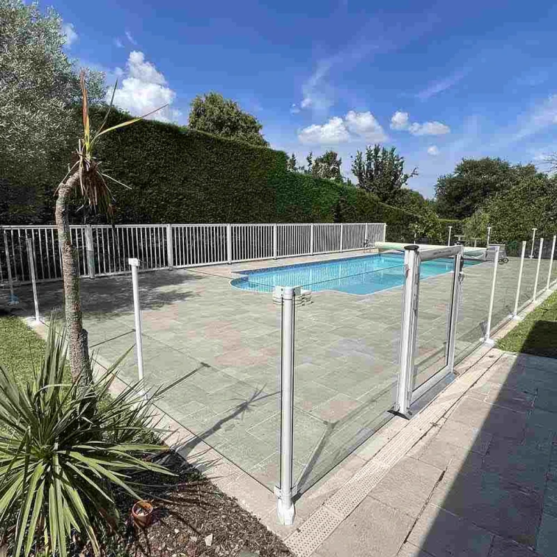 Portillon tirant droite en verre et aluminium