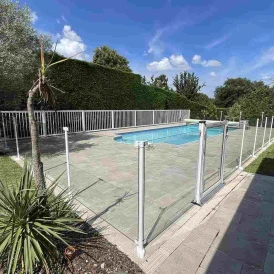 Portillon tirant droite en verre et aluminium