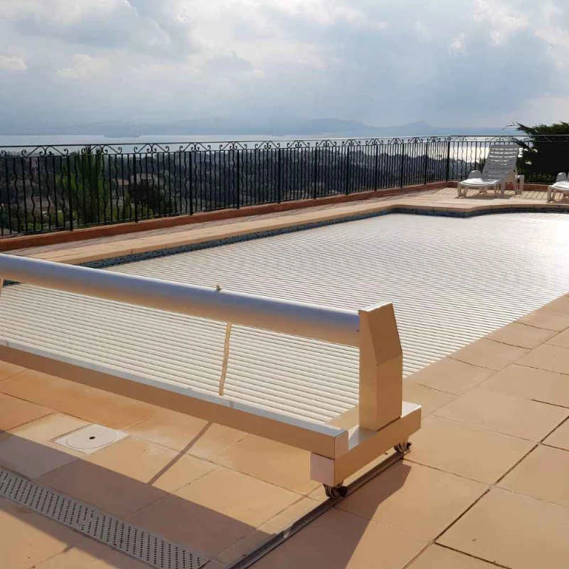 Volet roulant piscine sur rail - Mouv & Roll - Sur Mesure