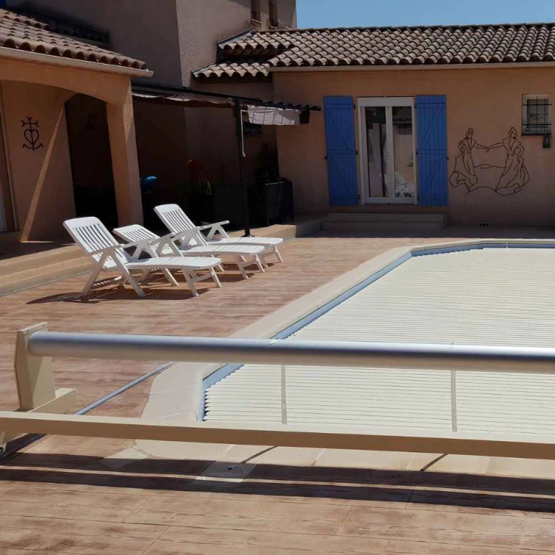 Volet roulant piscine électrique sur rail - Prédécoupé - Mouv & Roll