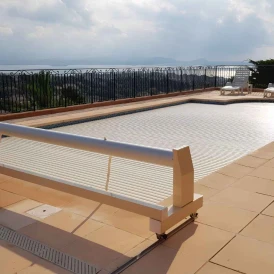 Volet roulant piscine électrique sur rail - Prédécoupé - Mouv & Roll