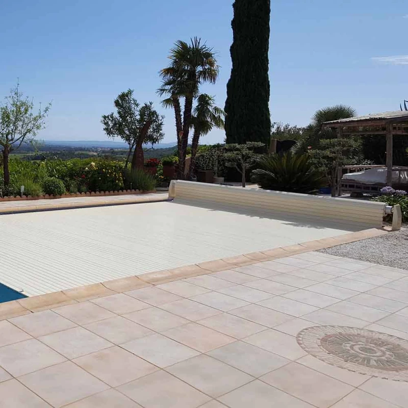 Volet hors sol électrique SafePoolRoll - Sur Mesure