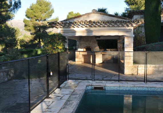 Quelle est la hauteur minimale d'une clôture autour d'une piscine ?
