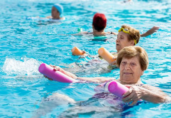 Comment sécuriser une piscine pour les personnes âgées ?