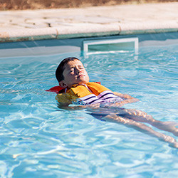 Equipement sécurité piscine enfant