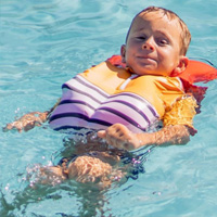 Tee-shirt anti-noyade Floatee : en quoi diffère-t-il des brassards, bouées et gilets de flottaison ?